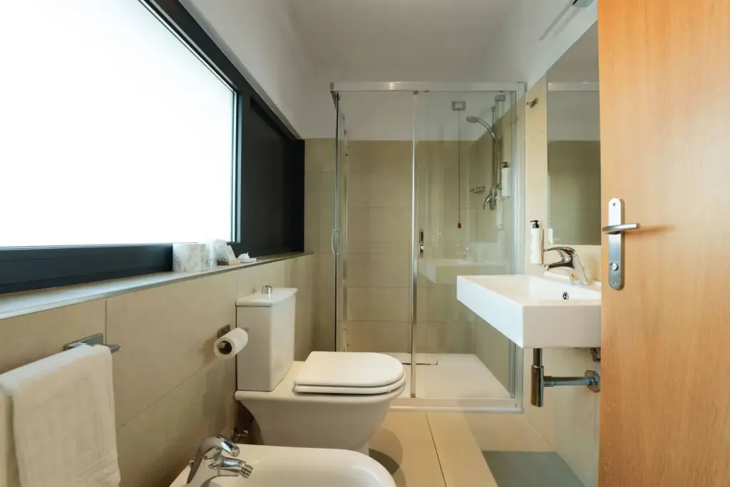 Bagno moderno ed elegante con doccia